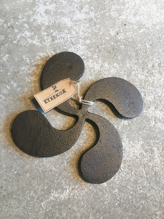 Dessous de plat croix basque en fer forgé